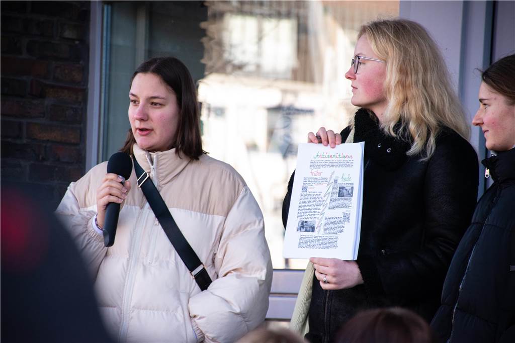 Dorstener Gedenken dem Holocaust und protestieren gegen AfD-Stand Schülerinnen und Schüler des Gymnasiums Petrinum haben zum Gedenken an Dorstener die Holocaust-Opfer verschiedene Aktionen vorbereitet - wie hier ein Flugblatt mit Informationen zu den Geschehnissen.