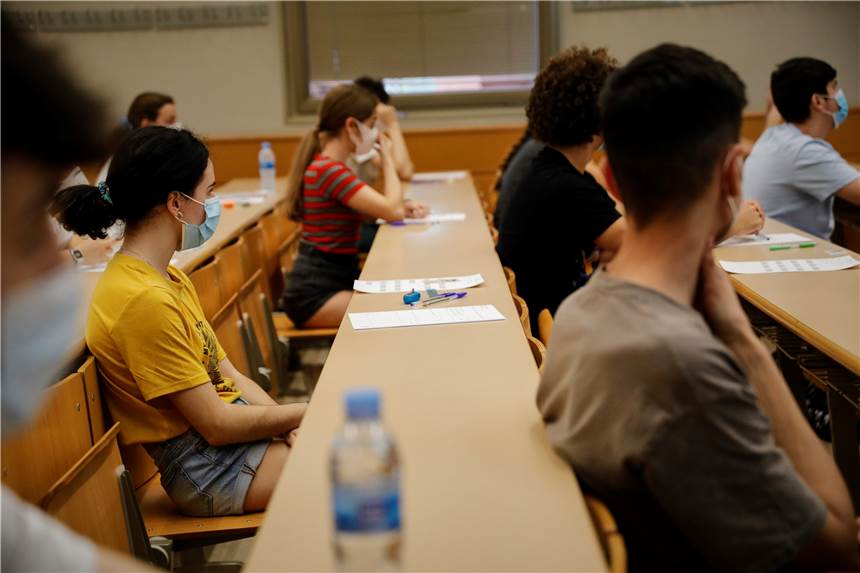 Laschet: Kann nicht für reguläres Abitur 2021 garantieren Schülerinnen und Schüler, die Mundschutz tragen, sitzen vor Beginn einer Prüfung in einem Klassenzimmer. (Symbolbild)