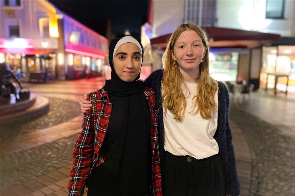 Zahlreiche Besucher gedenken auf dem Marktplatz an Novemberpogrome 1938 Zwei Freundinnen der Hauptschule Haltern halten sich in den Armen und grinsen in die Kamera. Shahd trägt ein Kopftuch.