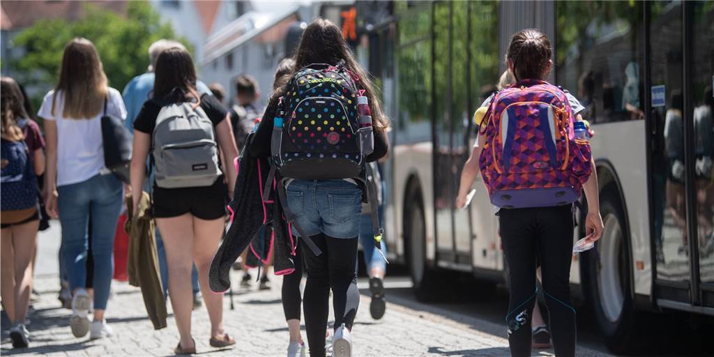 Auf dem Weg zur Haltestelle: Schülerinnen und Schüler in Werne, die die weiterführenden städtischen Schulen besuchen, könnten ab Februar 2023 vom SchülerTicket Westfalen profitieren.