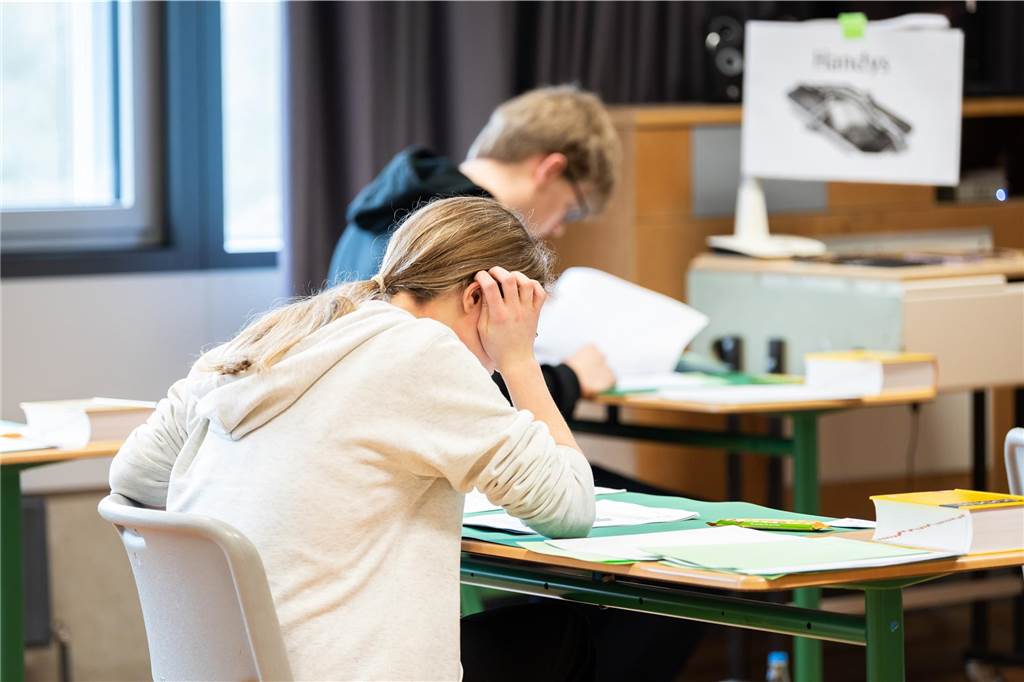 Dortmunder Eltern über Abi-Verschiebung: Viel Ärger, aber auch Vorteile Schülerinnen und Schüler sitzen während einer schriftlichen Abiturprüfung in einem Klassenzimmer.