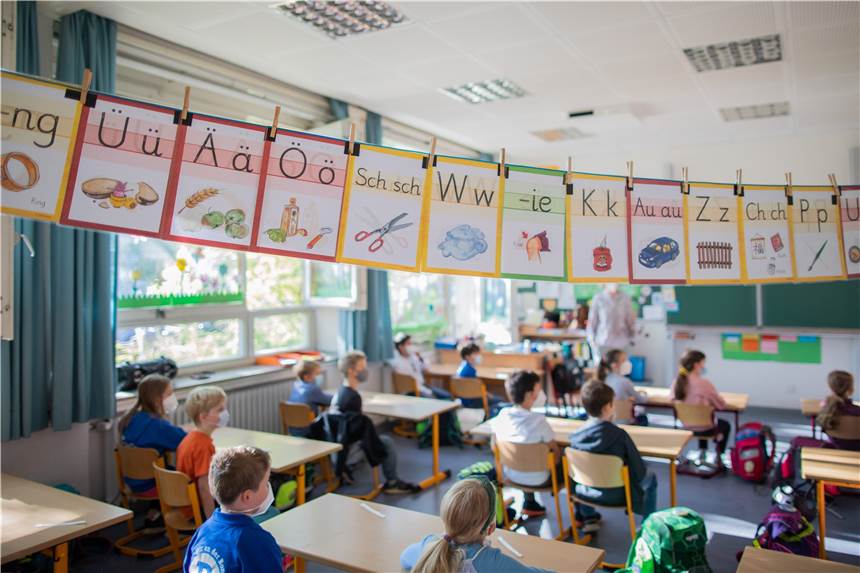 Grundschulen in NRW: „Schreiben nach Gehör“ fällt weg, Englisch-Unterricht beginnt später Schülerinnen und Schüler sollen künftig wieder besser schreiben und rechnen können.