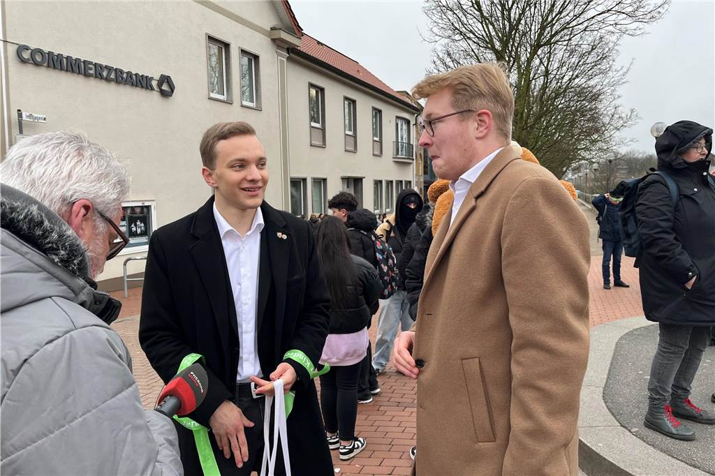 Menschenkette von Lüner Schülern zum Kinderhospiztag in der Innenstadt Schülersprecher Louis Szkudlarek (rechts) und sein Vorgänger Gian Luca Fusillo waren zufrieden mit der Beteiligung der Schüler.