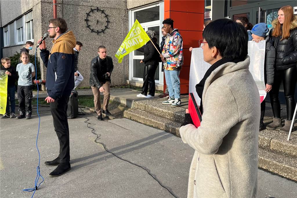 Geschwister-Scholl-Schüler fordern bessere Verkehrsanbindung Schülersprecher Lukas Wiens (mit Mikro) erläuterte noch einmal die Forderungen der Schüler. Im Vordergrund: GSG-Schulleiterin Dr. Christina Neder