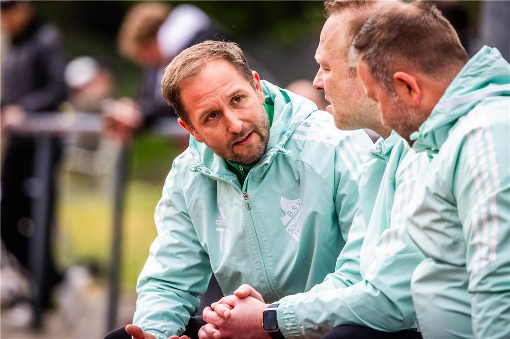 Schürens großer Schritt in Richtung Klassenerhalt Schüren-Trainer Sascha Rammel diskutiert mit seinen Trainerkollegen.