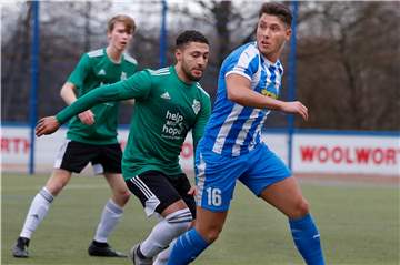 Schürens Leeroy Boatey (l.) und Brünninghausens Onur Tekin im Laufduell.