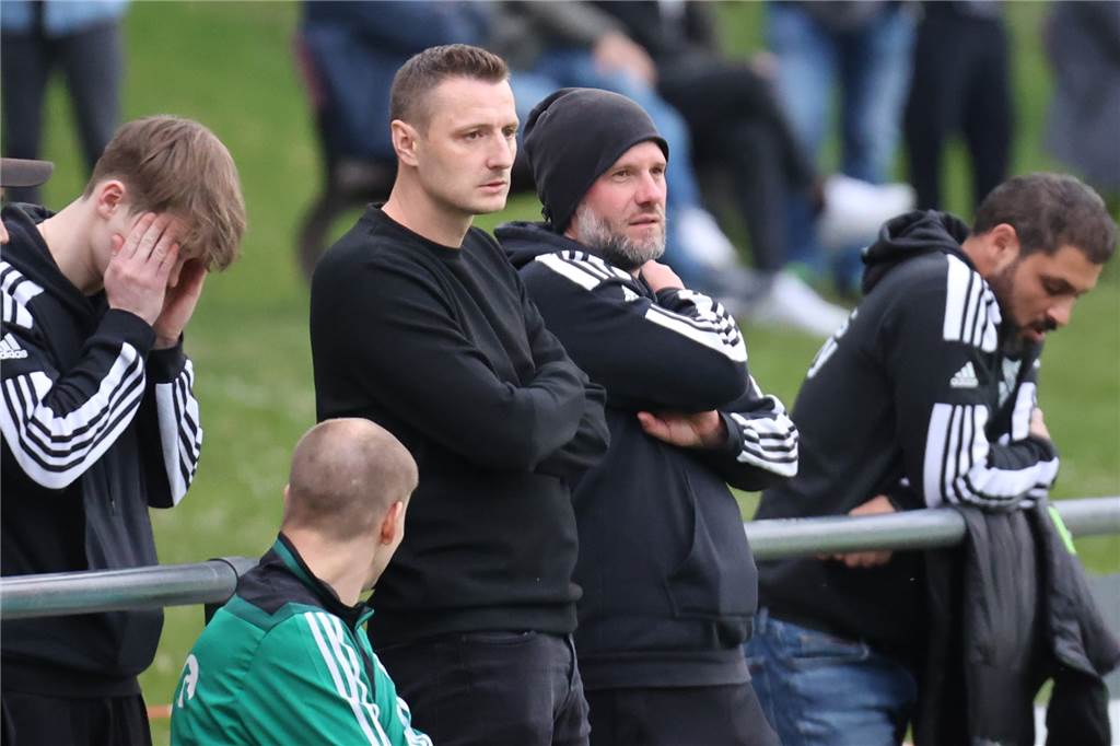 Wacker Obercastrop gegen BSV Schüren: Durch Weltklasse-Tor war Deckel drauf Schürens Trainer Kamil Bednarski (3.v.r.) war konsterniert ob des Auftritts seines Teams in Obercastrop - mit keiner echten Torchance.