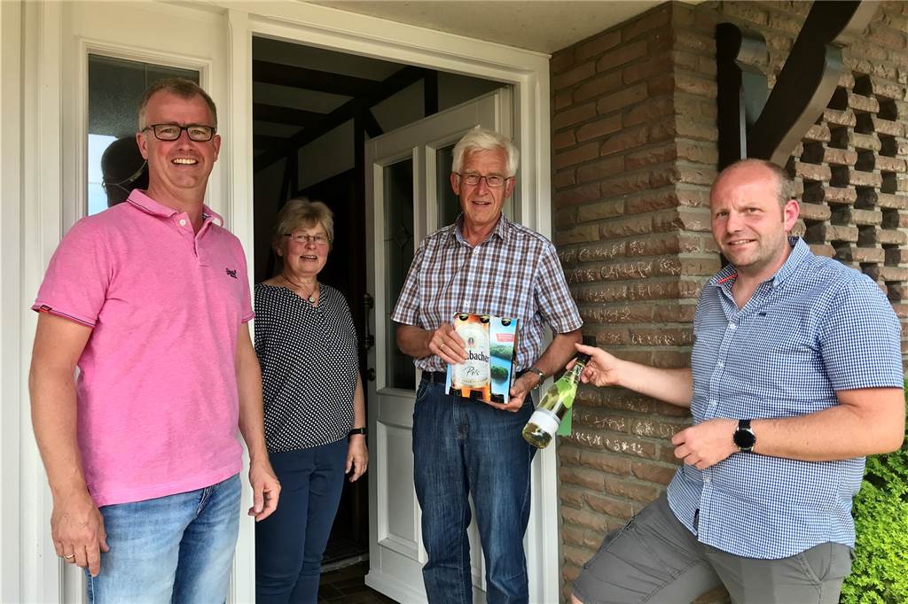 Schütze Rudi Lindemann und seine Frau Änne, die vor vierzig Jahren Königin war, freuen sich über das Care-Paket.