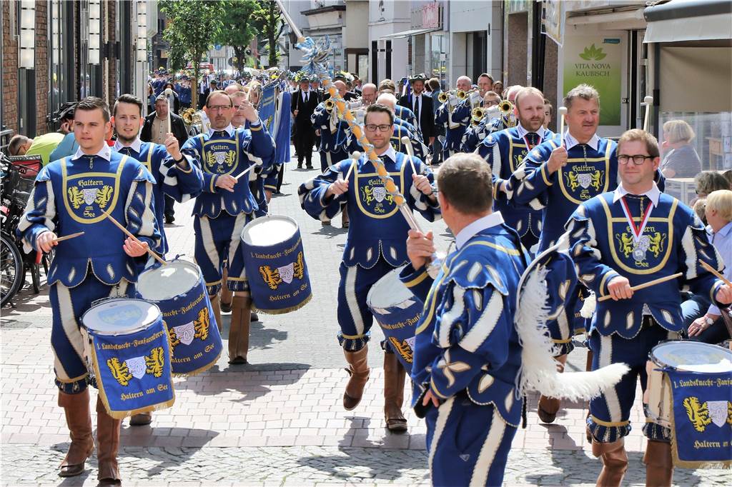 Schützen, Fanfaren und Musikzüge tauchten die Halterner Innenstadt in bunte Farben.