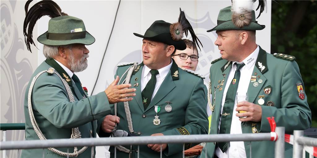 Gewehr defekt: Lünen-Süder bekommen Schützenhilfe aus der Nachbarschaft Schützen halten zusammen: Gerd Garbe (rechts), Vorsitzender der Schützen von Niederaden, hatte deshalb schnell eine Lösung für das Problem von Michael Peitz (Mitte), dem Präsidenten der Lünen-Süder Schützen und Dieter Jäger, den Adjutanten des Oberst.