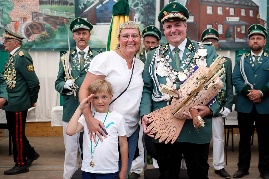 Schützenkaiser Sascha König zusammen mit seiner Königin und Ehefrau Katharina sowie Sohn Fynn. Er wurde neuer Kinderschützenkönig.