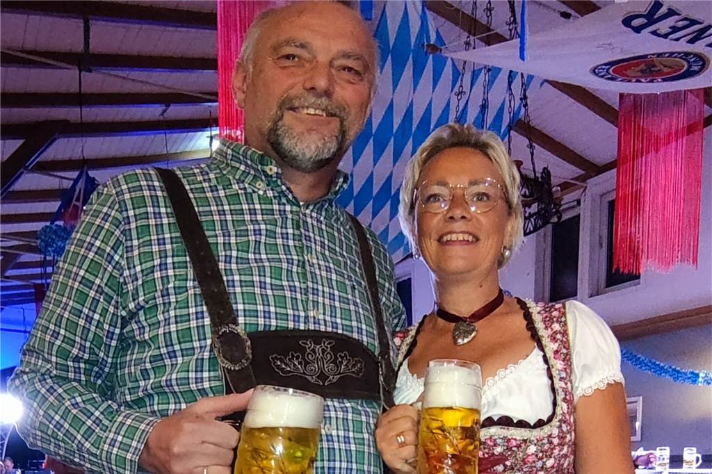 Heeker feiern zünftiges Oktoberfest nach langer Durststrecke Schützenkönig Willi Böckers und seine Königin Annette Flück