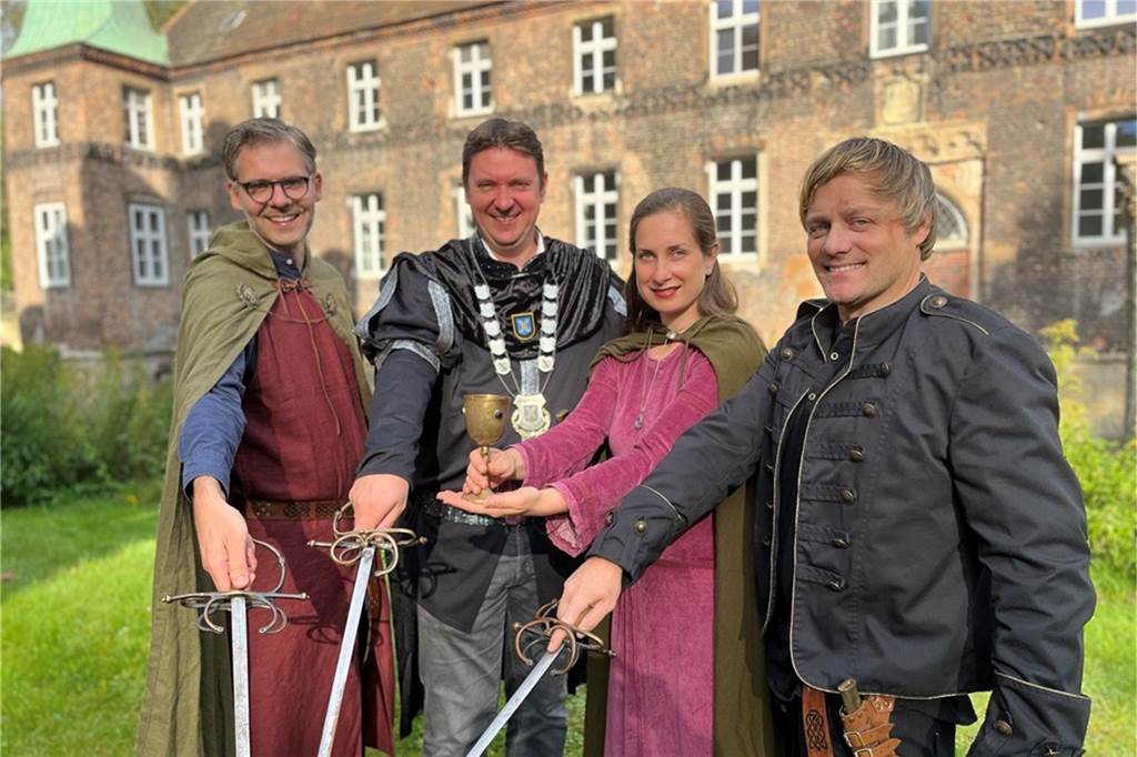 ddddddd Schufen gemeinsam "Villa Castorpe" als Mittelalter-Hymne der Stadt: Jens Langensiepen (l.) und Steven Wels (r.), hier zusammen mit Bürgermeister Rajko Kravanja und Kollegin Julia Schulze vom Stadtmarketing am Schloss Bladenhorst.