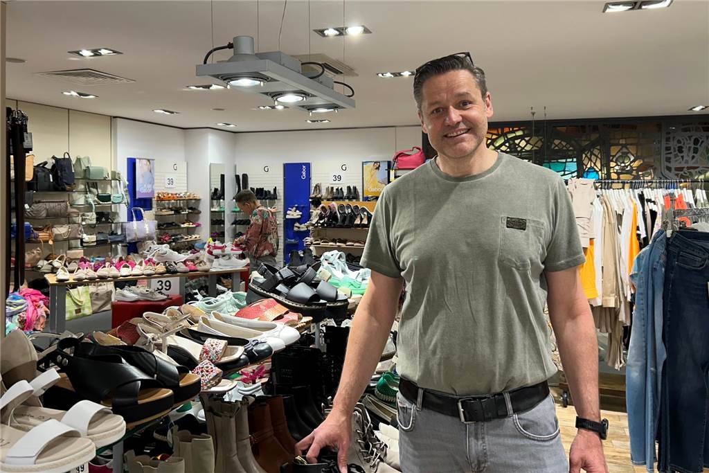 Grosse-Kreul macht‘s wie Schlatholt: Schuhgeschäft in der Altstadt schließt Schuhe und Textilien im Schuhhaus Grosse-Kreul in der Castroper Altstadt: Das gehört nach dem Räumungsverkauf im Oktober der Vergangenheit an. Das Geschäft von Jens Grosse-Kreul schließt.