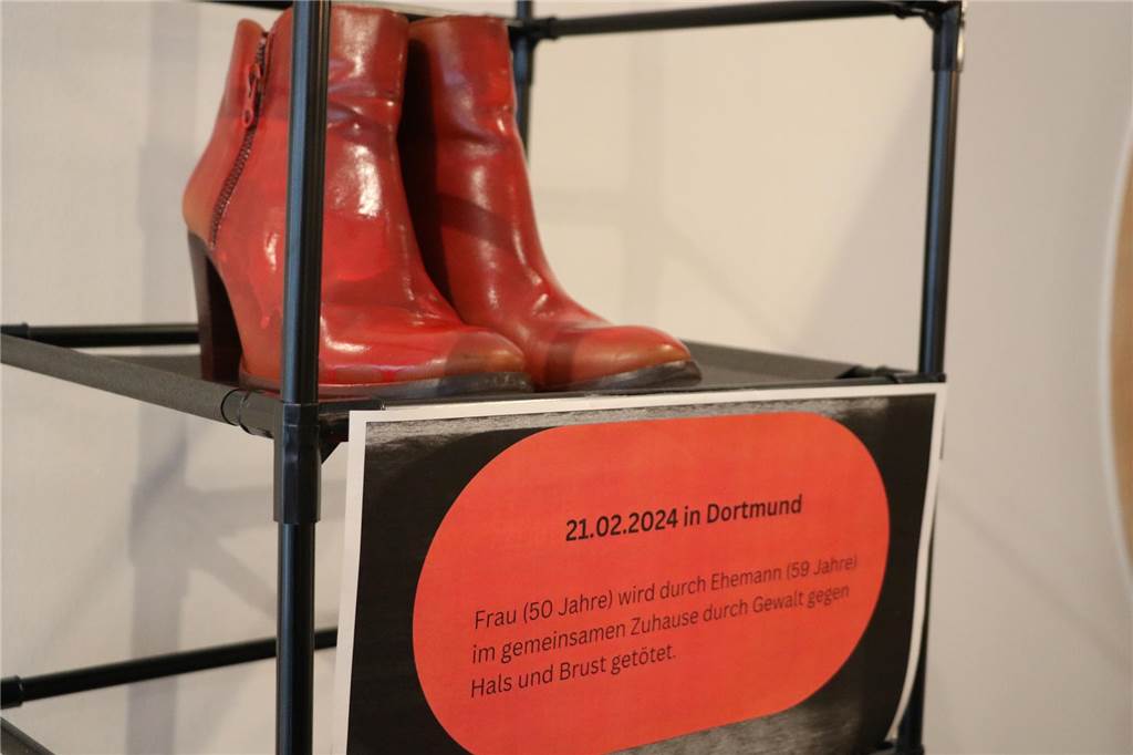 Aktionen gegen Femizide in Bottrop: Arbeitskreis macht Gewalt sichtbar Schuhregal, das einen in Dortmund begangenen Femizid symbolisiert.