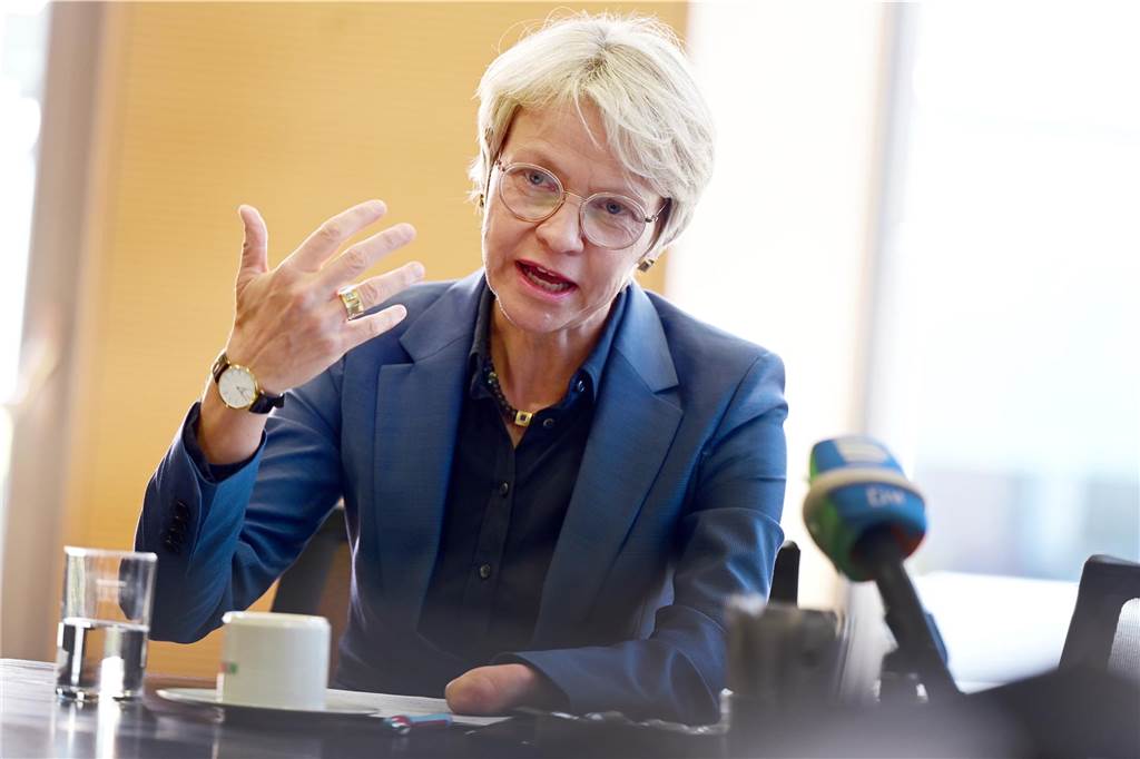 Schul- und Bildungsministerin Dorothee Feller erklärt bei einem Pressegespräch im Schulministerium wie es zu der Technik-Panne bezüglich der Abitur-Klausuren kommen konnte. 