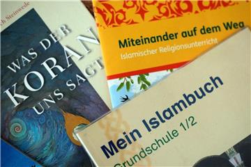Schulbücher im islamischen Religionsunterricht liegen auf einem Tisch. Foto: Oliver Berg/Archiv
