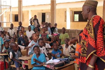 Schuldirektor Broulaye Doumbia steht in der Moulaye-Dembele-Schule in einem von Unicef errichteten Behelfsklassenzimmer für Binnenflüchtlinge. Foto: Jürgen Bätz/Archiv