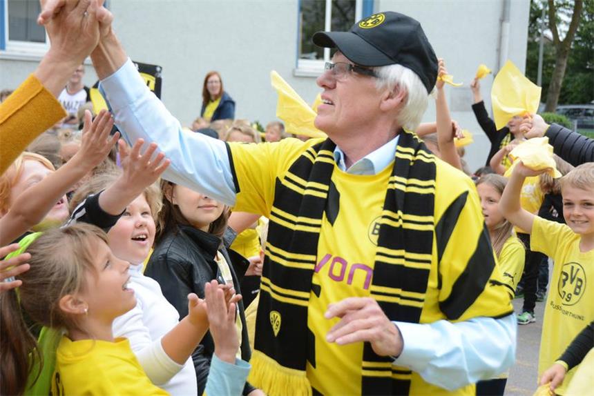 Schulhausmeister Bernhard Dirkmann auf seiner langen Abschiedstour an der Wieschhofgrundschule.