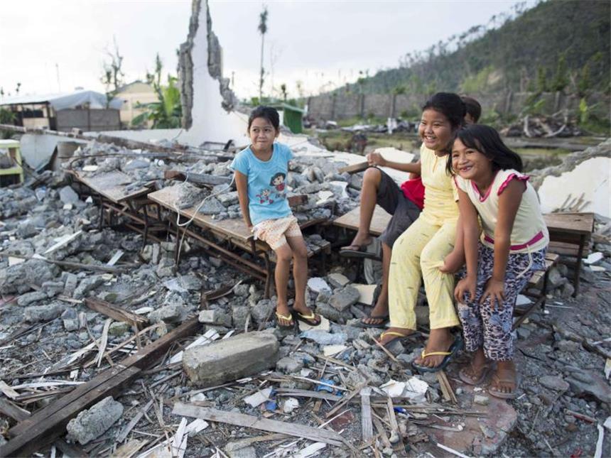 Wiederaufbau nach Taifun «Haiyan» verläuft schleppend Schulkinder in ihrer vom Taifun Haiyan zerstörten Schule in Tolosa auf den Philippinen. Foto: Gero Breloer/Deutsches Rotes Kreuz/dpa