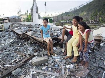 Schulkinder in ihrer vom Taifun Haiyan zerstörten Schule in Tolosa auf den Philippinen. Foto: Gero Breloer/Deutsches Rotes Kreuz/dpa
