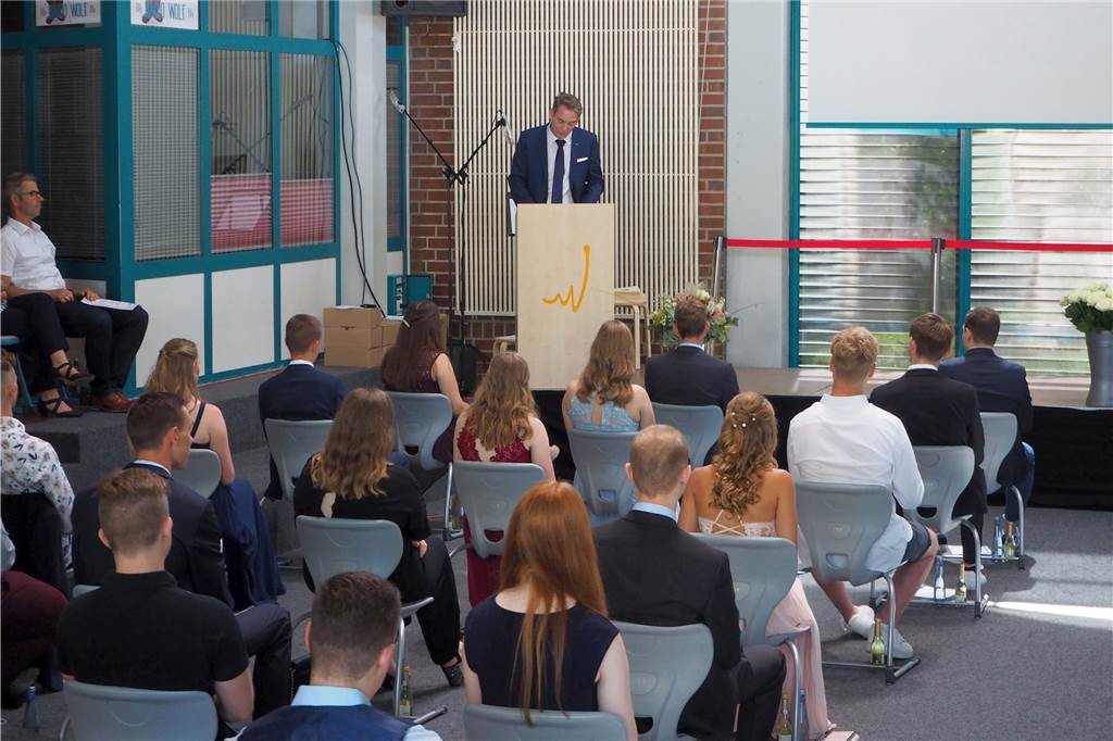 Olfener Abiturienten feiern ihre Abschlussfeier - trotz Corona Schulleiter Dr. Jerome Biehle hielt vor den Abiturienten seine traditionelle Rede.