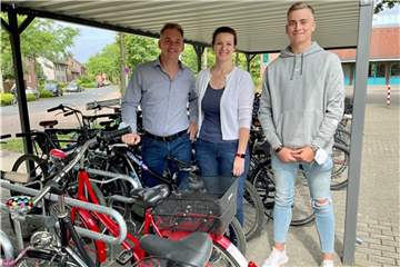Schulleiter Dr. Jerome Biehle (l.) und Michaela Nietmann von der Stadt Olfen sind dankbar für das große Engagement der Schülervertretung an der Gesamtschule Olfen. Der scheidende Schülersprecher Louis Reitemeyer hat sich mit den anderen SV-Mitglieder stark für überdachte Fahrradständer eingesetzt.