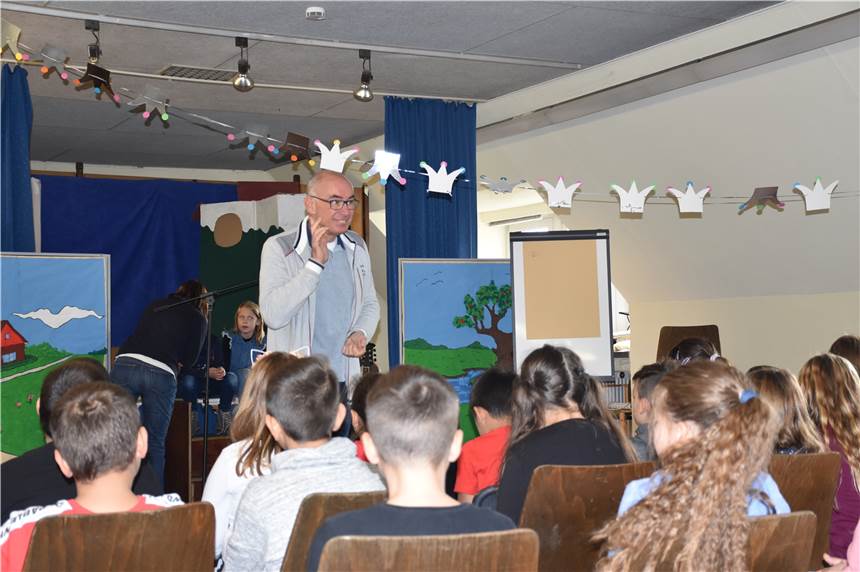 Der Umzug der Agathaschule steht kurz bevor - So laufen die letzten Tage im alten Gebäude Schulleiter Herbert Rentmeister begrüßt Schüler in der Aula der alten Agathaschule. Sie proben für den ersten Schultag im neuen Gebäude.