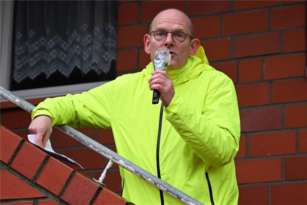 Gesamtschüler setzten deutliches Zeichen für Demokratie und Vielfalt Schulleiter Hermann Twittenhoff hielt eine kurze Ansprache.