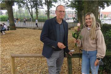 Schulleiter Jens Dunkel begrüßte am Mittwoch Sophia Groß an der Profilschule Ascheberg. Sie hat dort bereits ihr Referendariat absolviert und verstärkt das Kollegium nun als feste Kraft.