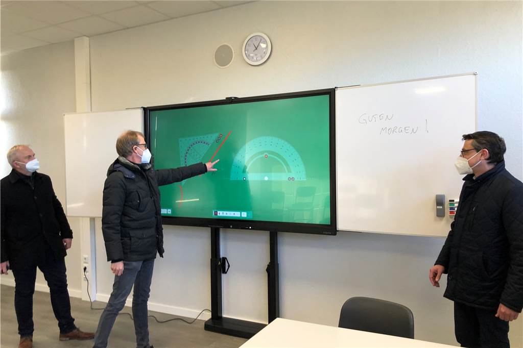Stadtlohner Schulen werden digitaler – aber sie sind längst nicht am Ziel Schulleiter Jochen Wilsmann (M.) zeigt Bürgermeister Berthold Dittmann (r.) und dem Ersten Beigeordneten Günter Wewers die Möglichkeiten der neuen digitalen Touchscreentafel.