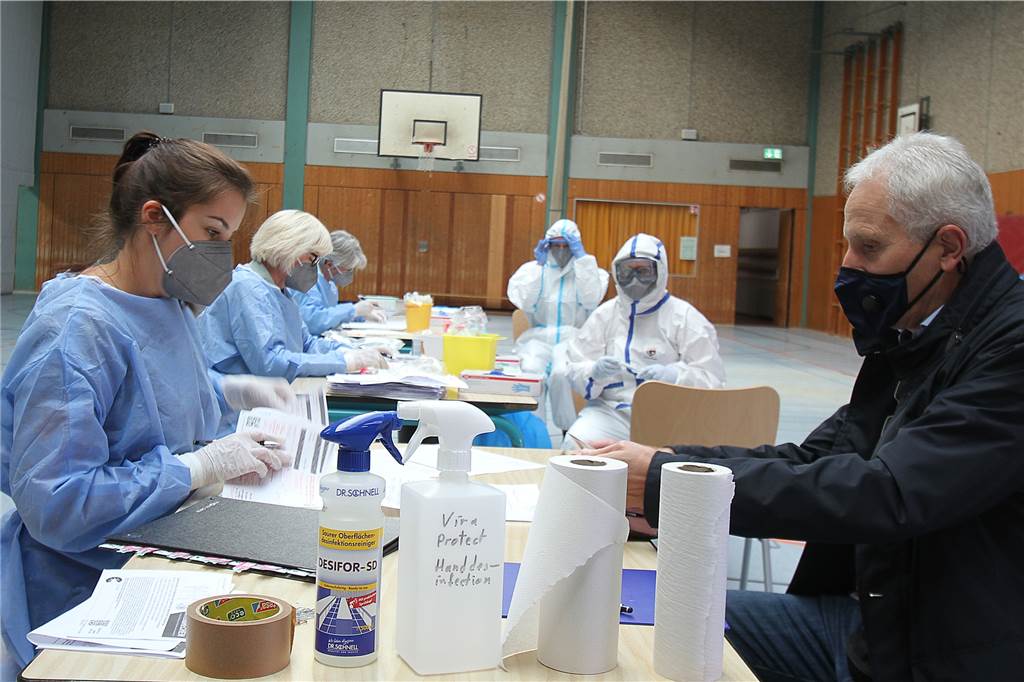 Schulleiter Jürgen Priggemeier beim Coronatest in der Turnhalle der Gesamtschule am Gänsewinkel.