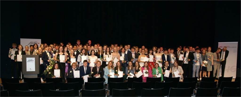 94 Schülerinnen und Schüler des AHG erklimmen erfolgreich den „Abilymp“ Schulleiter Michael Hilbk erinnerte in seiner Ansprache an die Werte, die den Absolventen auf dem Weg zu einem selbstbestimmten Leben helfen werden.