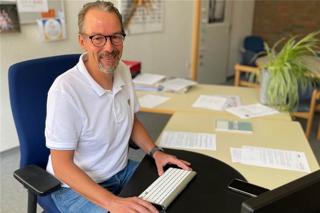 Ulrich Vomhof an seinem Schreibtisch