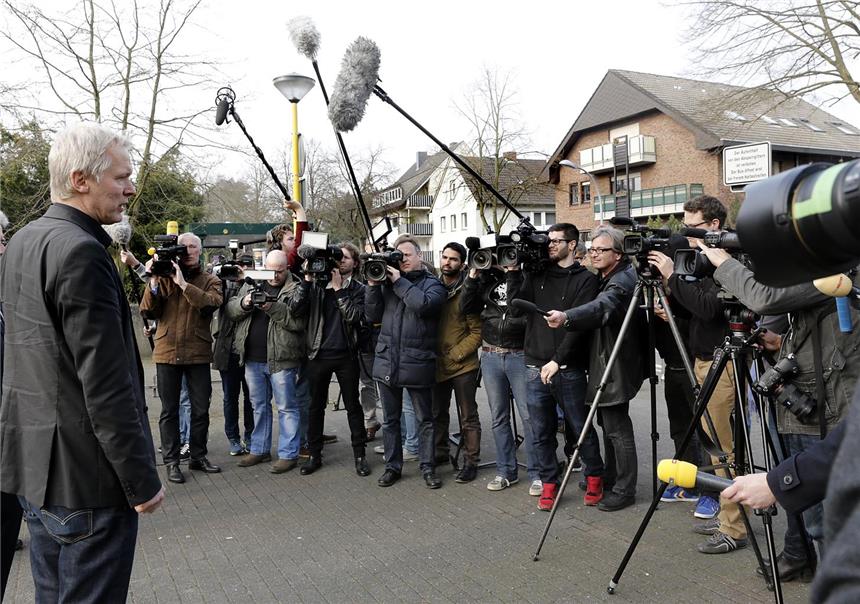 Audio: Hier spricht Ulrich Wessel über die Tragödie Schulleiter Ulrich Wessel vor den wartenden Journalisten