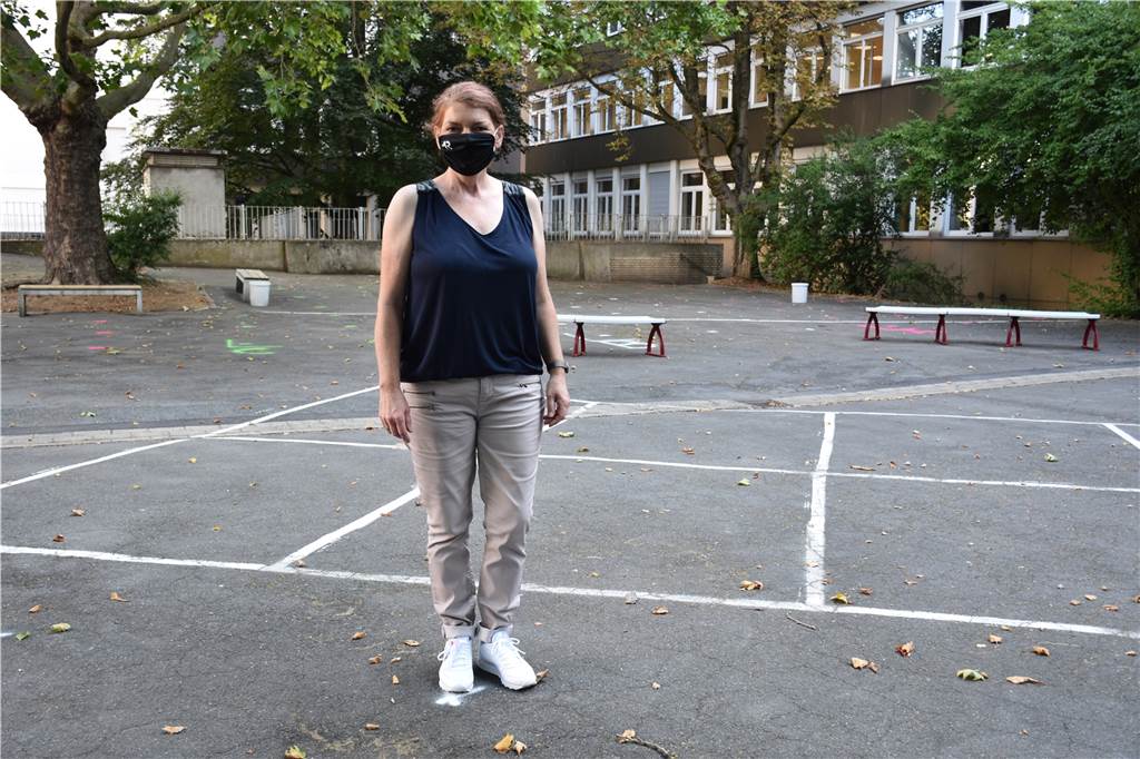 Schulstart mit Maske: Sorgen ums Sicherheits-Gefühl Schulleiterin Andrea Schendekehl auf dem Pausenhof des Konrad-Keppling-Berufskolleg. Verschiedene Markierungen auf dem Asphalt weisen den Schulklassen während der Pause einen bestimmten Bereich zu.