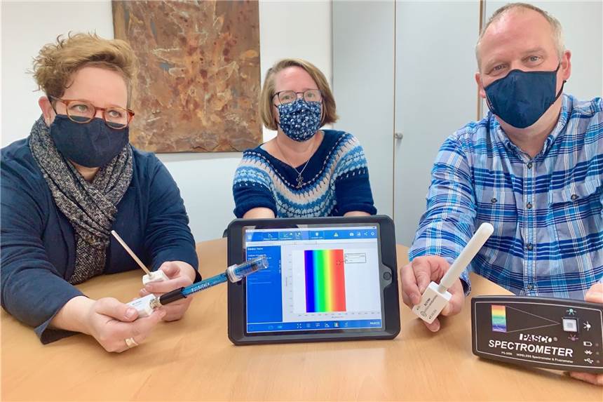 Bildungsscheck: 2500 Euro fließen ins digitale Lernen an der Realschule Schulleiterin Astrid Leutbecher, Kirsten Jentsch (Förderverein) und Bernd Pankok (MINT-Lehrer) mit einigen der digitalen Messgeräte.