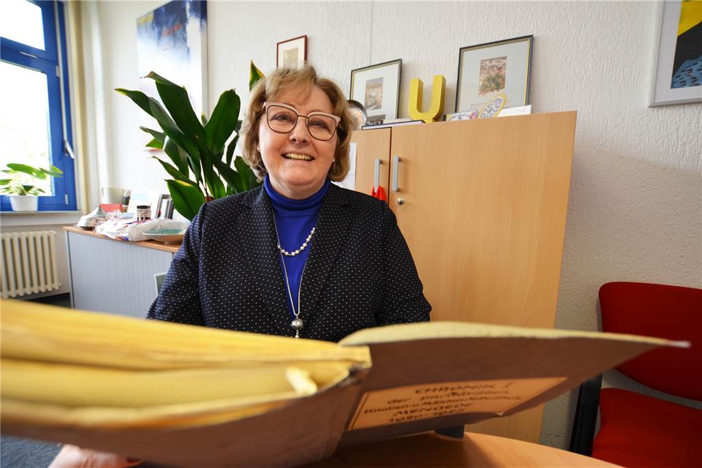 „Starke Werte – neue Wege“: Albert-Schweitzer-Realschule wird 100 Jahre alt (mit Video) Schulleiterin Christel Stegemann schaut vor dem Festakt ein letztes Mal in die Gründungschronik der Albert-Schweitzer-Realschule.