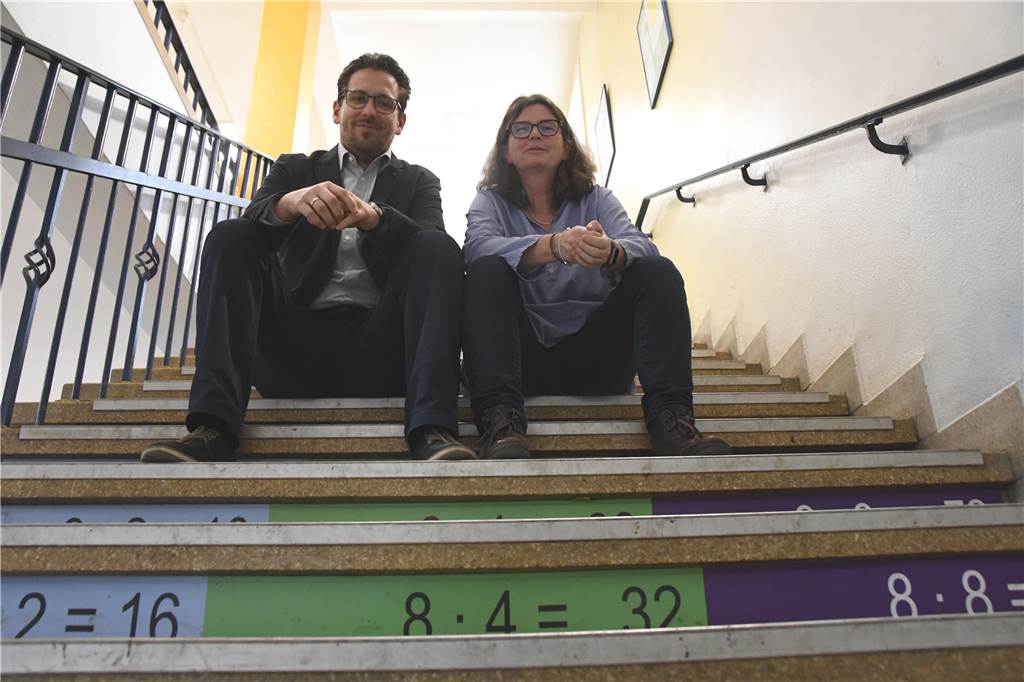 Schulleiterin Christine Jücker - hier mit dem ehemaligen Konrektor Stefan Vogel - sieht die Overberggrundschule gut vorbereitet für den Fall, dass es doch zum Wechselunterricht kommen könnte. Man habe frühzeitig im Kollegium darüber gesprochen.