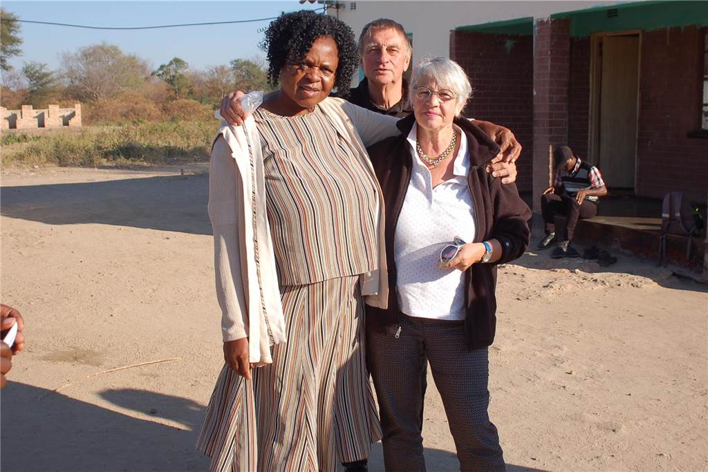 Von Ahaus nach Simbabwe: Lina Herwig (22) zieht es nach Afrika Schulleiterin Eve Mzenda aus dem Dorf Burure/Gokwe Nord in Simbabwe steht neben Dr. Reinhold Hemker und Kerstin Hemker (von links).