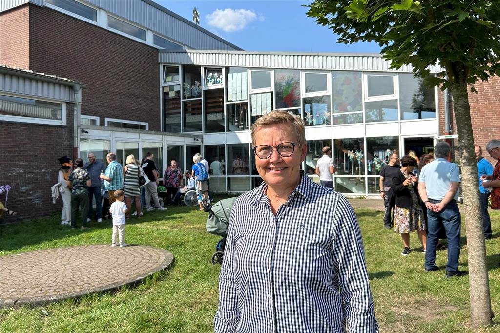 Tolles Wetter und gute Laune zur Einschulung in Henrichenburg Schulleiterin Karin Koehle freut sich über das gute Wetter und die gelungene Einschulung.