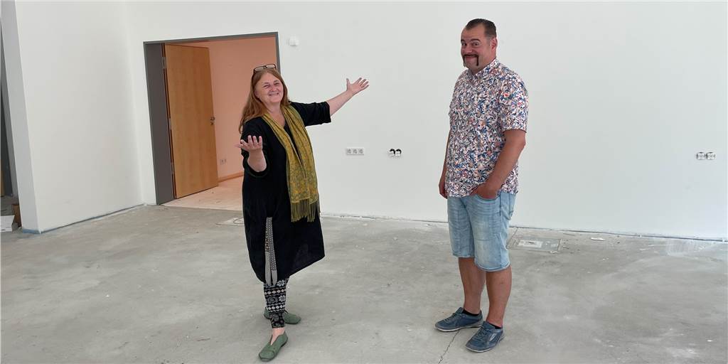 Europa-Grundschule bekommt Neubau - mit Dachterrasse und gemütlichen Sofa-Ecken Schulleiterin Kirsten Laroussi und OGS-Leiter Arnold Glatkowski stehen in der zukünftigen Mensa/Aula der Siegfried-Drupp-Grundschule. Hinter ihnen wird in den nächsten Wochen eine Bühne entstehen.