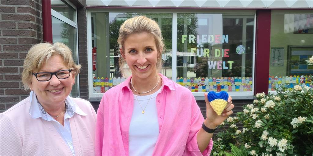 Ukrainische Kinder in der Kreuzschule: Integration mit Herzblut Schulleiterin Martina John (l.) und Lehrerin Justyna Wolska sind überwältig davon, wie sich Schüler und Kollegium für die ukrainischen Flüchtlingskinder einsetzen.