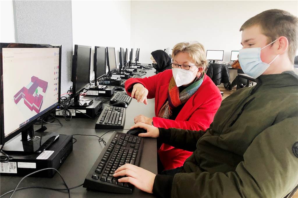 Digitalisierung: Warum Druck den Heeker Kreuzschülern richtig Spaß macht Schulleiterin Martina John staunt über die Detailgenauigkeit, mit der Leonard Große-Böwing eine 3D-Zeichnung der Kreuzschule angefertigt hat. Mit dem neuen 3D-Drucker kann Leonard das Modell jetzt auch ausdrucken.