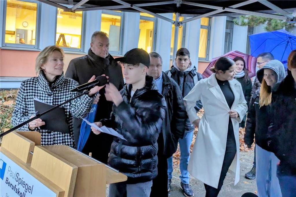 Weg des Miteinanders: Berufskolleg gegen Rassismus und Ausgrenzung Schulleiterin Nicola Michels und ein Schüler bei der morgendlichen Ansprache