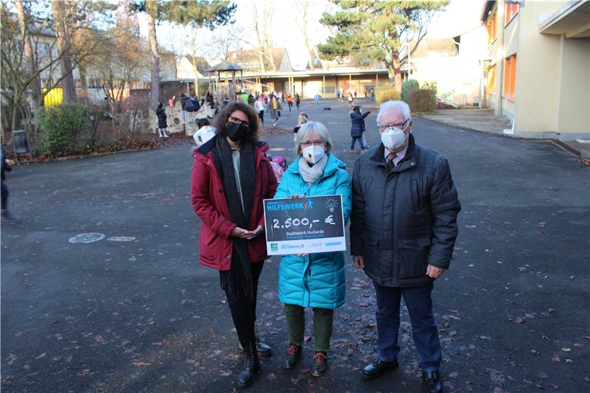 Bildungsscheck über 2500 Euro: Zirkus Lollipop kann kommen Schulleiterin Sabine Volkmer (l.) erhielt den Bildungsscheck von Bürgermeisterin Barbara Brunsing und dem stellvertretenden Bezirksbürgermeister Peter Spineux.