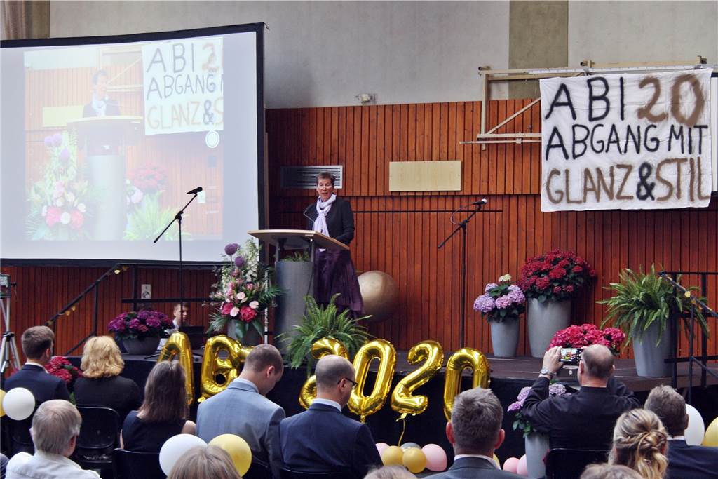 Gymnasium Maria Veen verabschiedete seine Abiturienten Schulleiterin Sigrid Kliem kam quasi mit Begleitung ans Rednerpult, denn sie richtete herzliche Grüße ihres Vorgängers Johannes Alings aus.