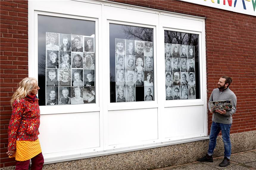 350 Fotos hängen in den Fenstern der Katharina-von-Bora-Schule Schulleiterin Vivi Klapheck und Schulfotograf Niko Reich haben die Ausstellung zusammengestellt.