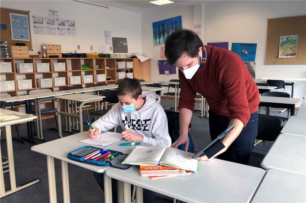 Distanzlernen in der Losbergschule – wenn das Homeschooling nicht klappt Schulsozialpädagoge Gerrit Messelink unterstützt den Achtklässler Leon Janzen bei den Deutschaufgaben.