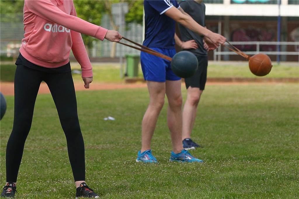 Sportvereine zum Schulcampus: „Wir wollen ernst genommen werden in unserem Ehrenamt“ Schulsport findet zurzeit auf dem Widukindstadion statt. Unser Fotograf hatte die Erlaubnis der Jugendlichen, sie fotografieren zu dürfen. Die Eltern jedoch haben Angst, dass die Jugendlichen in der brisanten Diskussion instrumentalisiert werden könnten.
